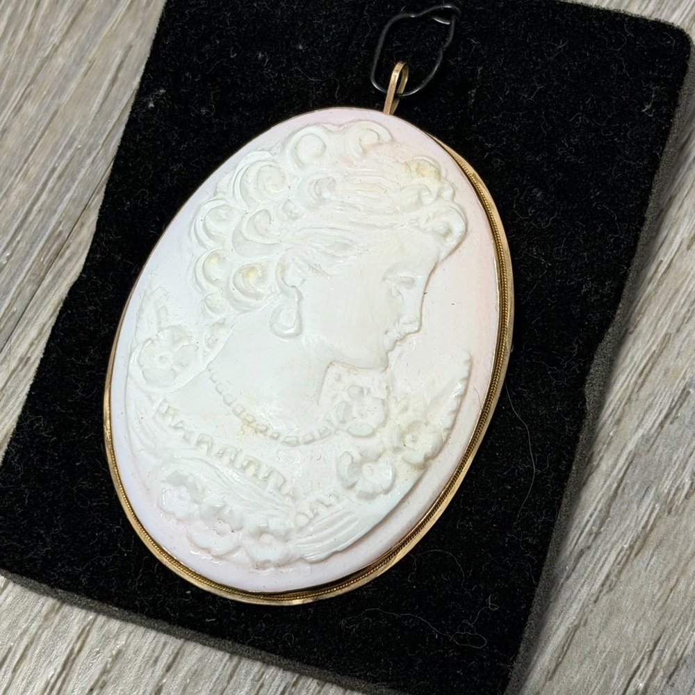Vintage 14 kt hand-carved shell cameo pendant/brooch
